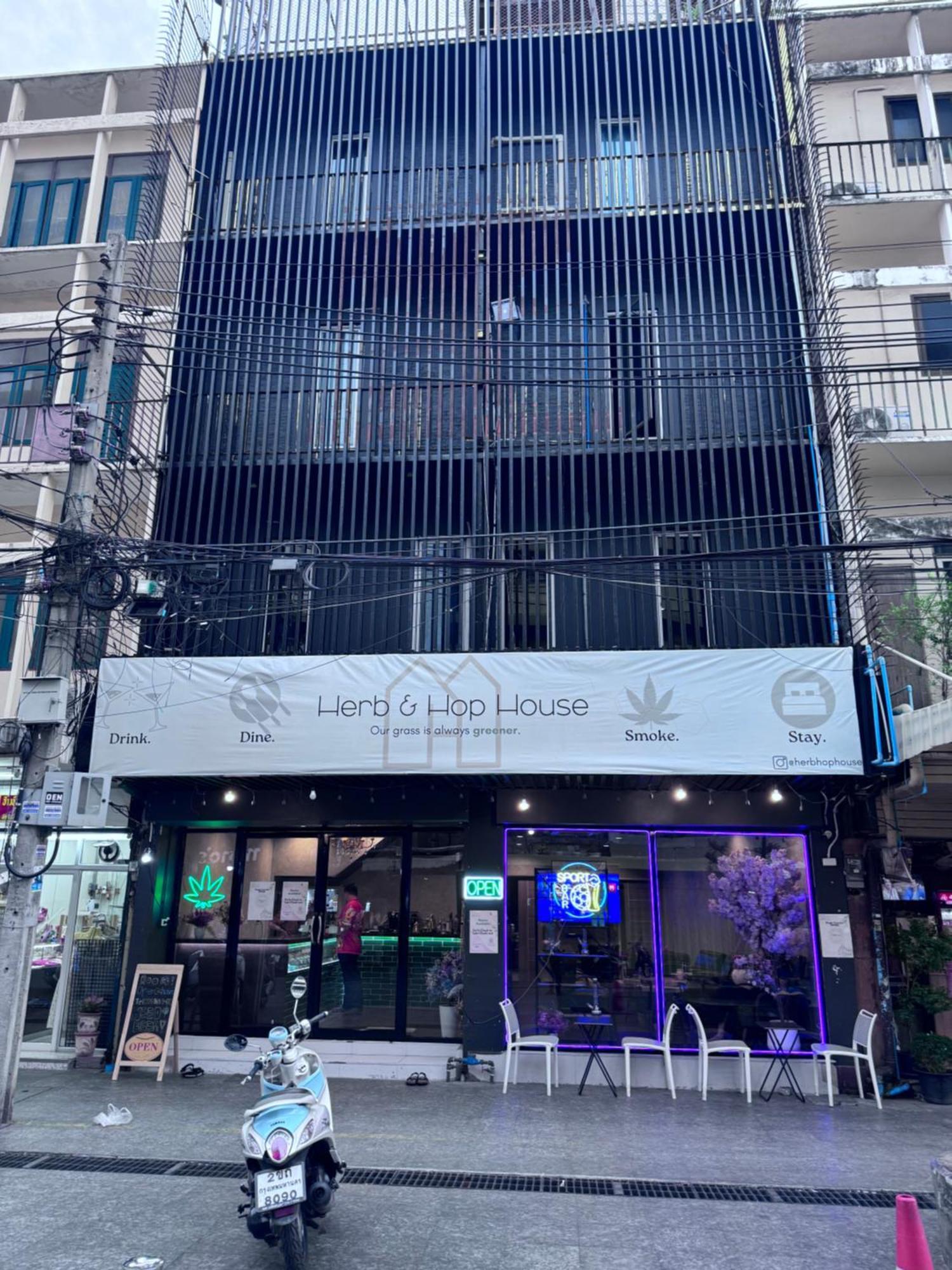 Bud Brew Beyond Dispensary And Hotel Bangkok Bagian luar foto