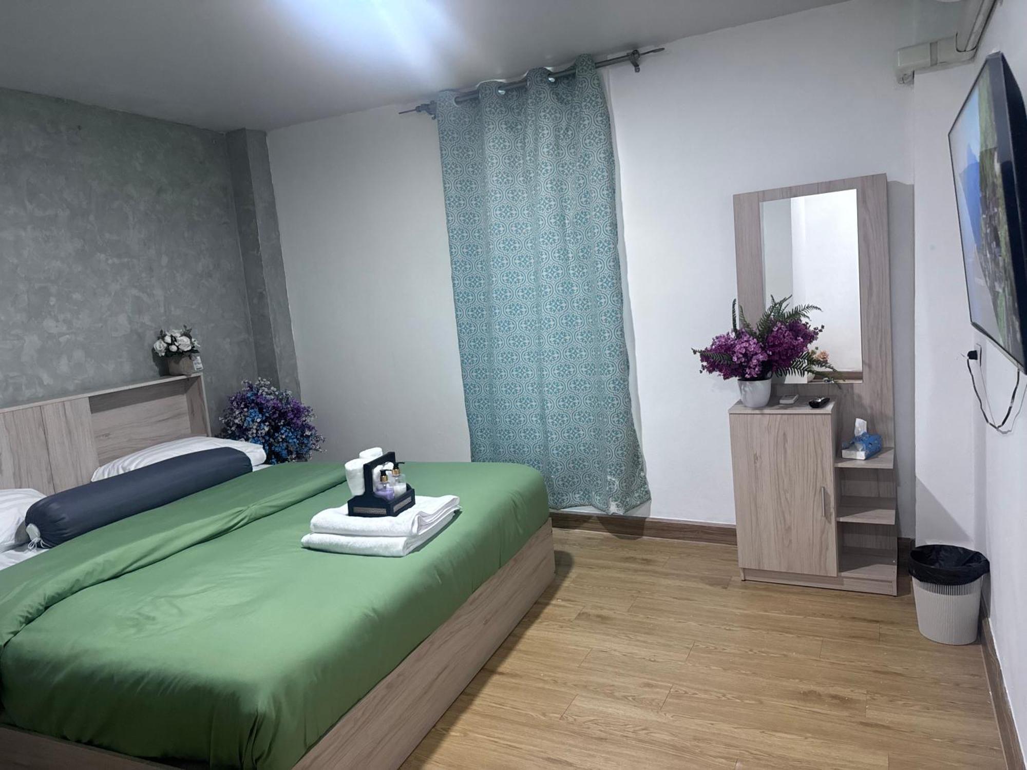 Bud Brew Beyond Dispensary And Hotel Bangkok Bagian luar foto
