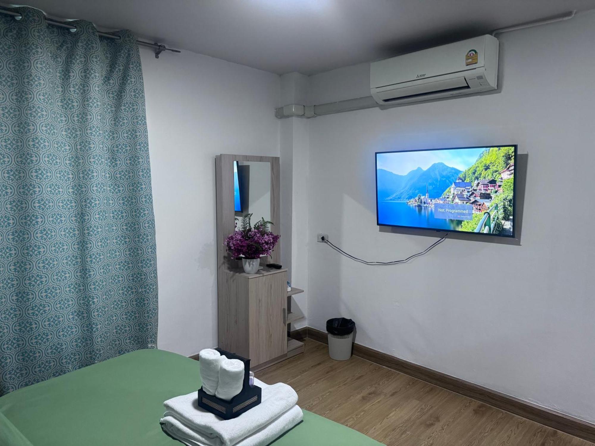 Bud Brew Beyond Dispensary And Hotel Bangkok Bagian luar foto