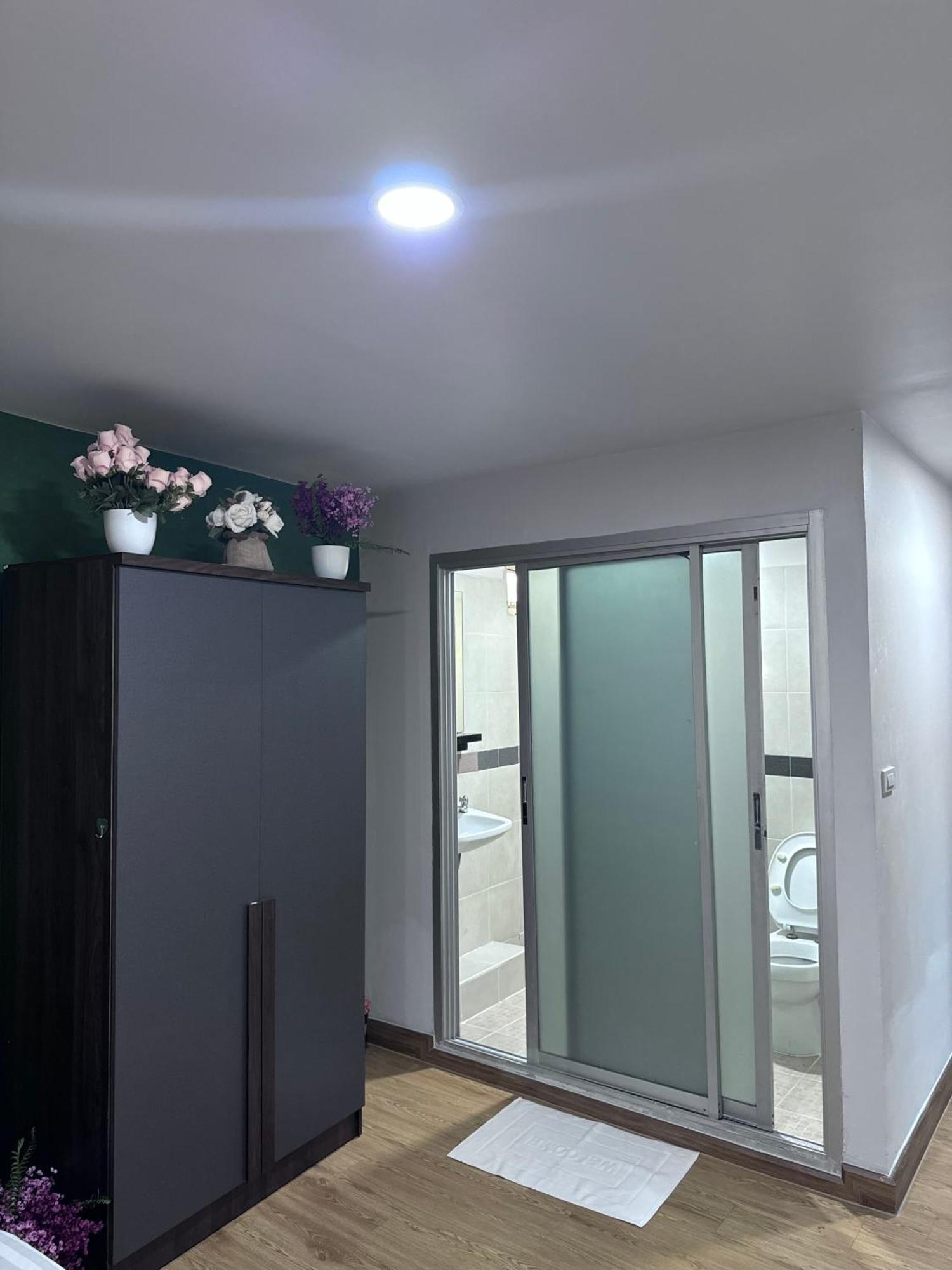 Bud Brew Beyond Dispensary And Hotel Bangkok Bagian luar foto