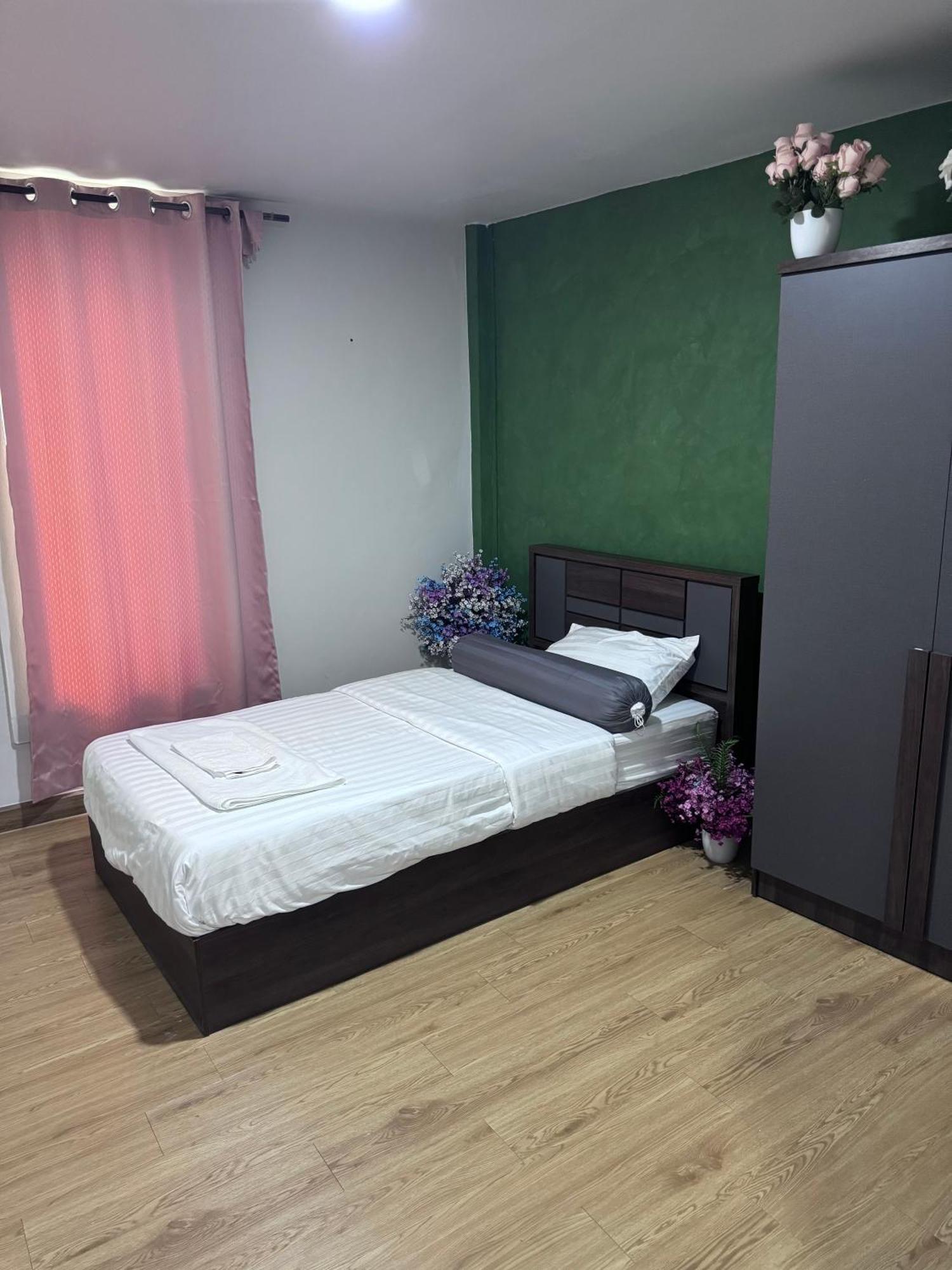 Bud Brew Beyond Dispensary And Hotel Bangkok Bagian luar foto