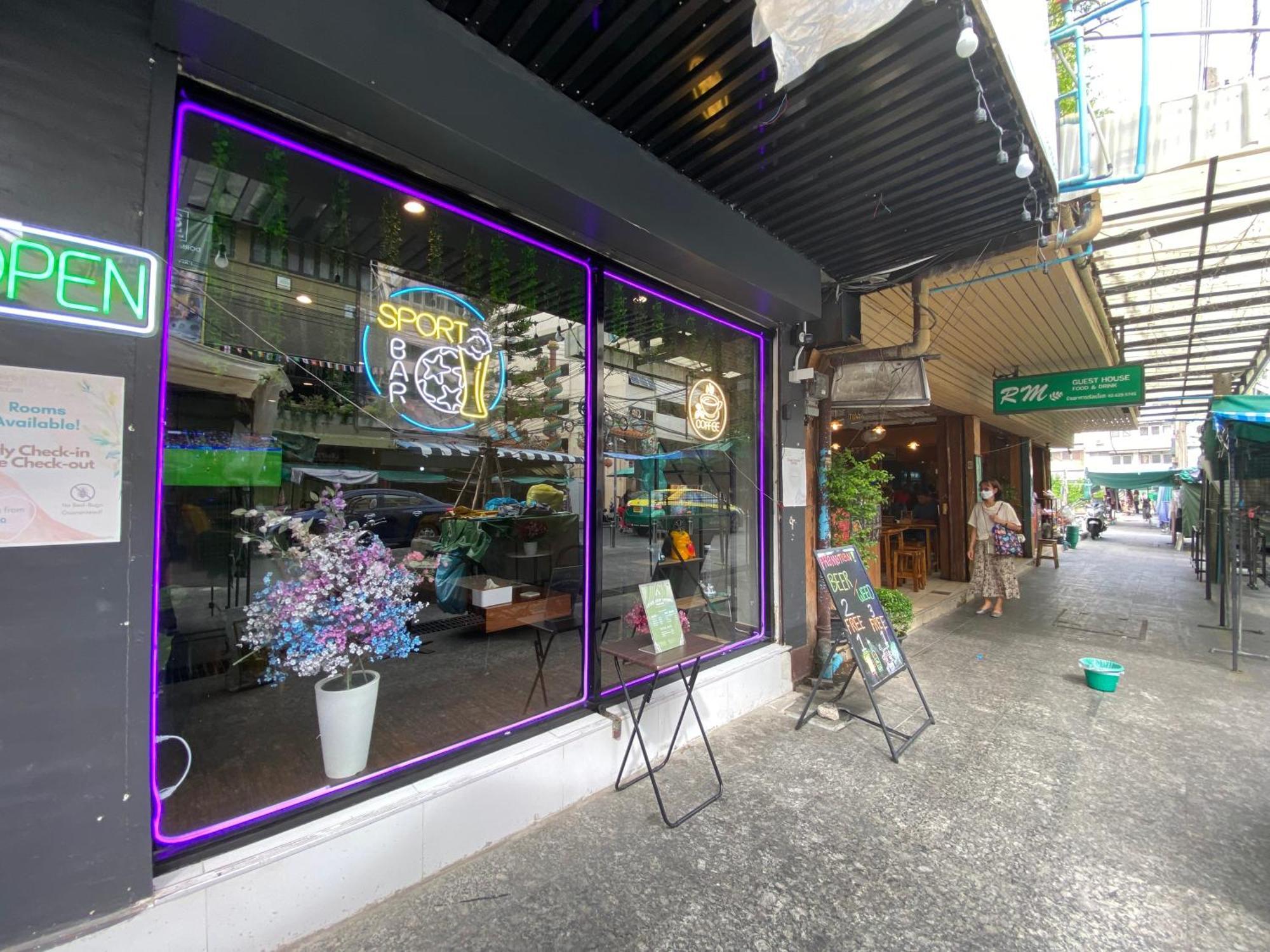 Bud Brew Beyond Dispensary And Hotel Bangkok Bagian luar foto