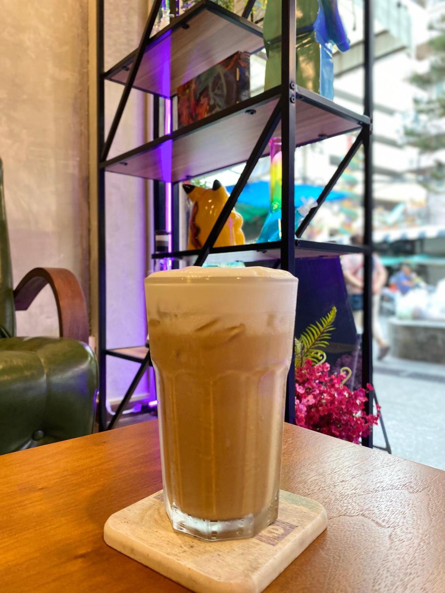 Bud Brew Beyond Dispensary And Hotel Bangkok Bagian luar foto