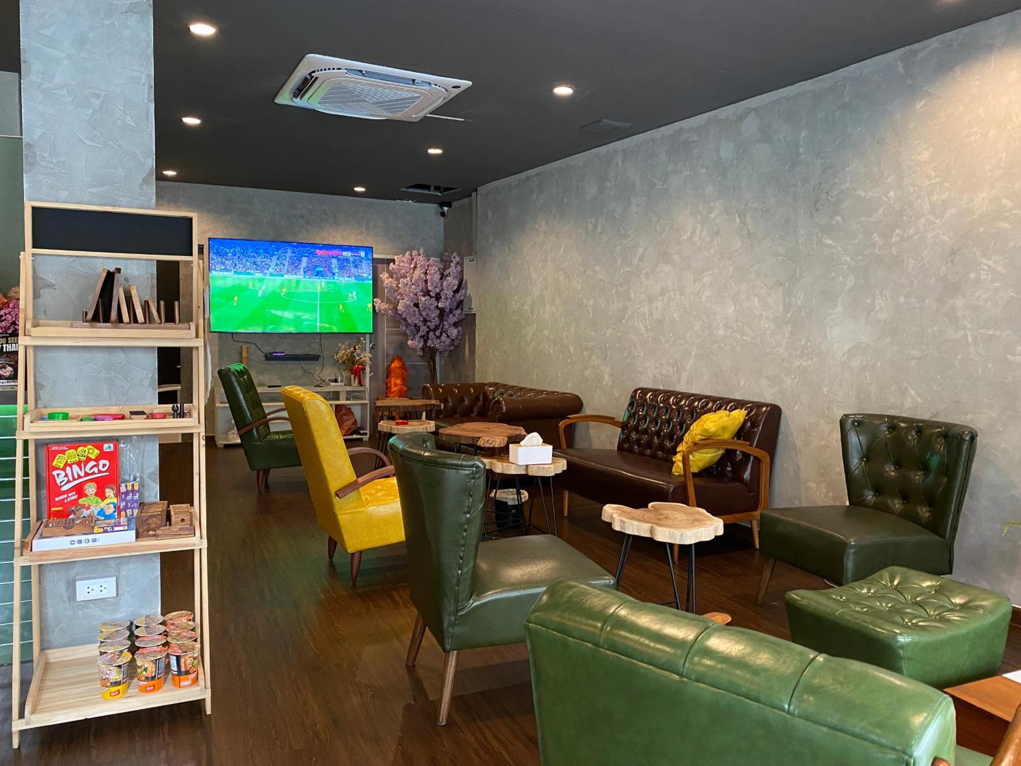 Bud Brew Beyond Dispensary And Hotel Bangkok Bagian luar foto