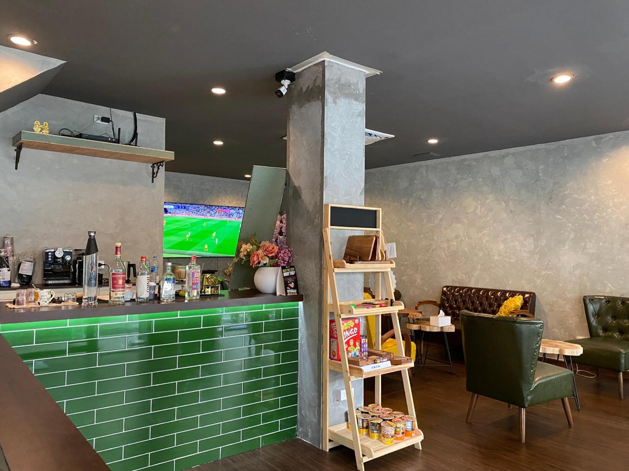 Bud Brew Beyond Dispensary And Hotel Bangkok Bagian luar foto