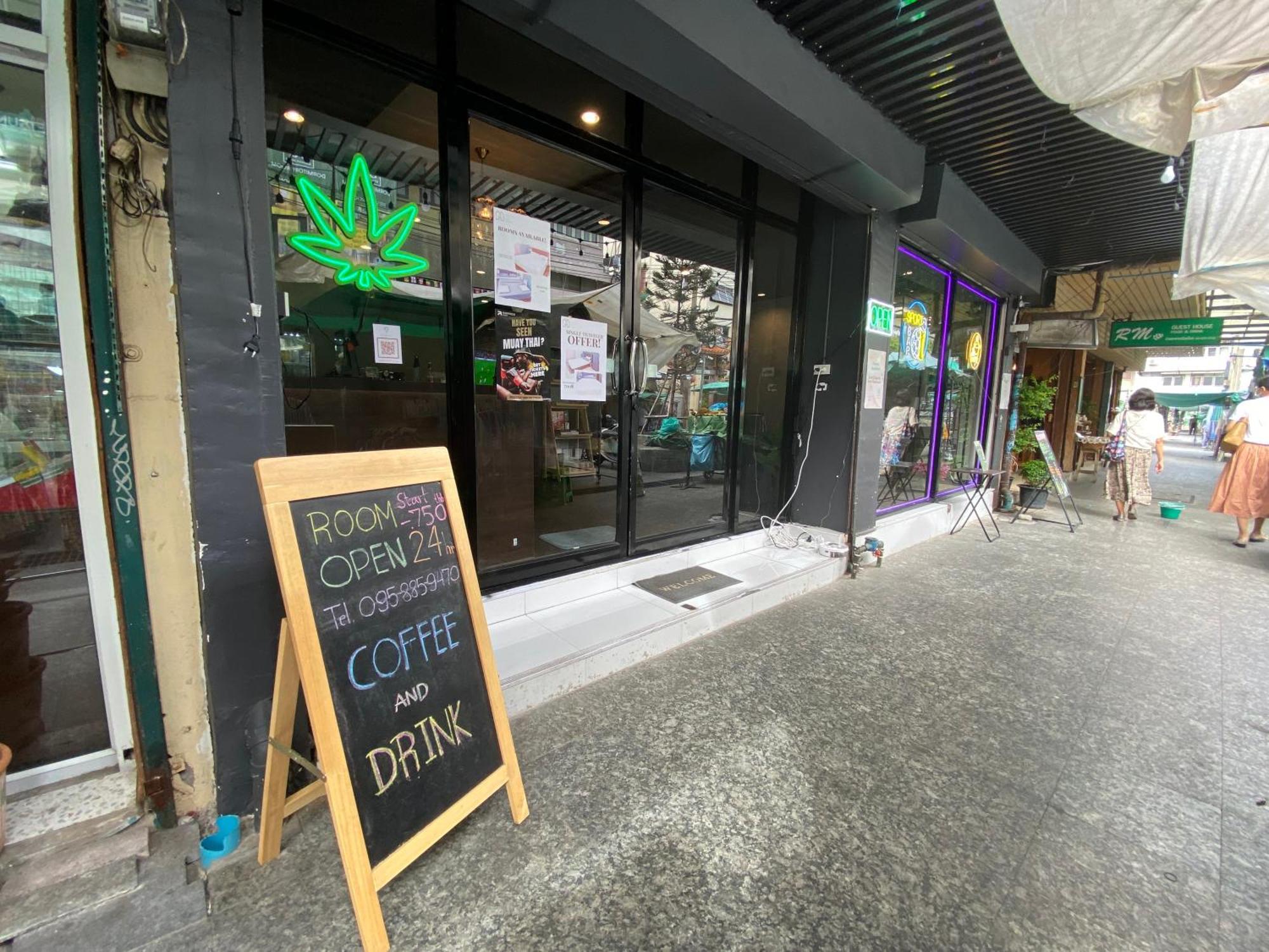 Bud Brew Beyond Dispensary And Hotel Bangkok Bagian luar foto