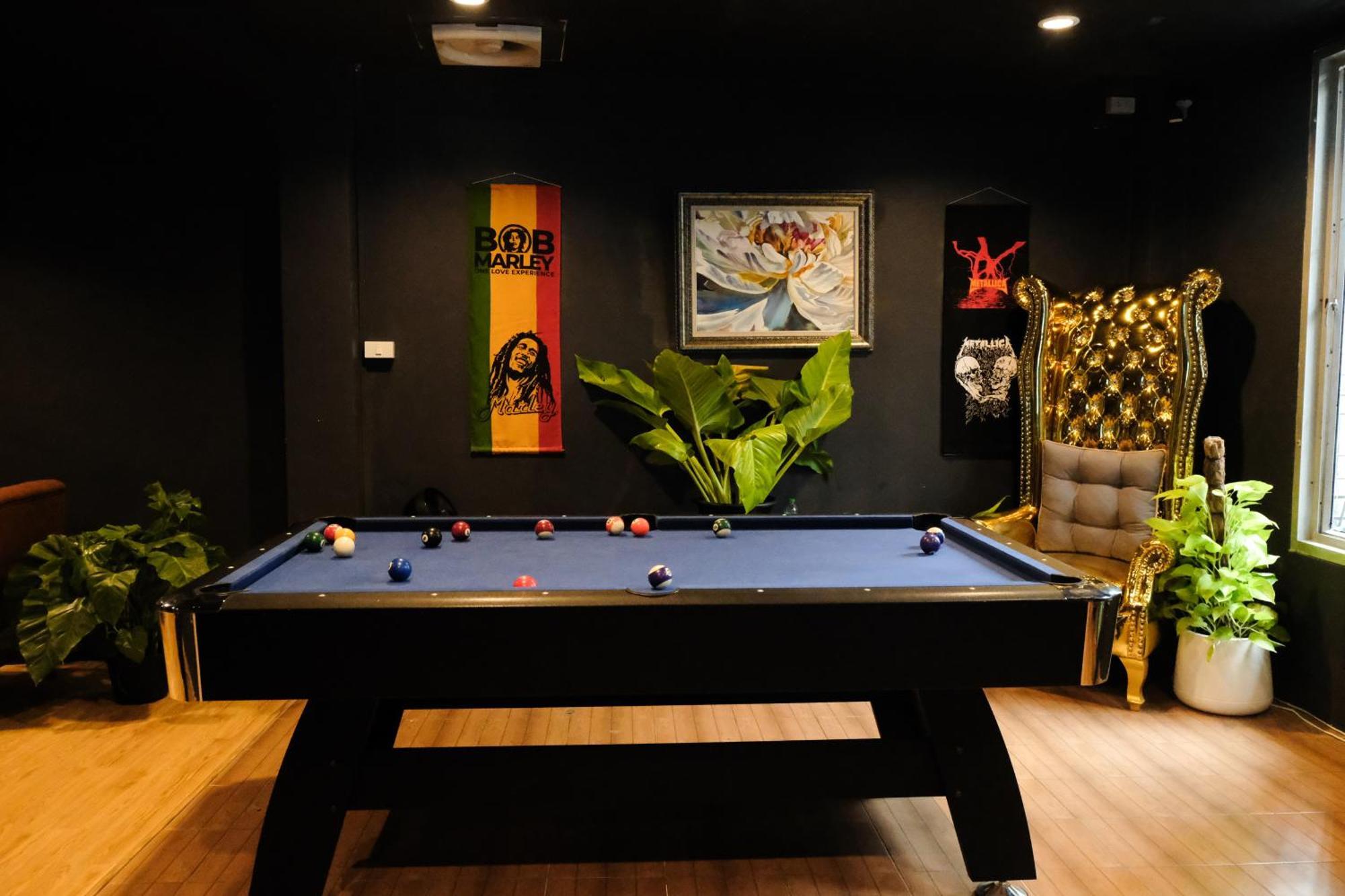 Bud Brew Beyond Dispensary And Hotel Bangkok Bagian luar foto