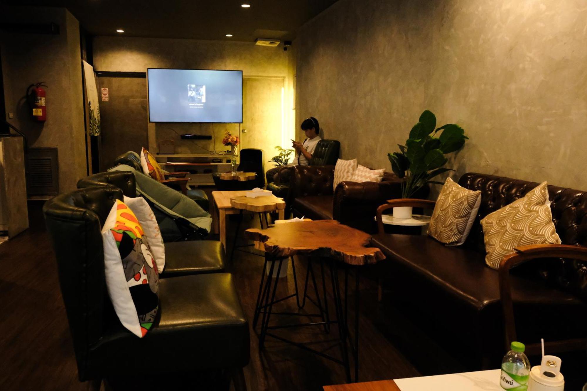 Bud Brew Beyond Dispensary And Hotel Bangkok Bagian luar foto