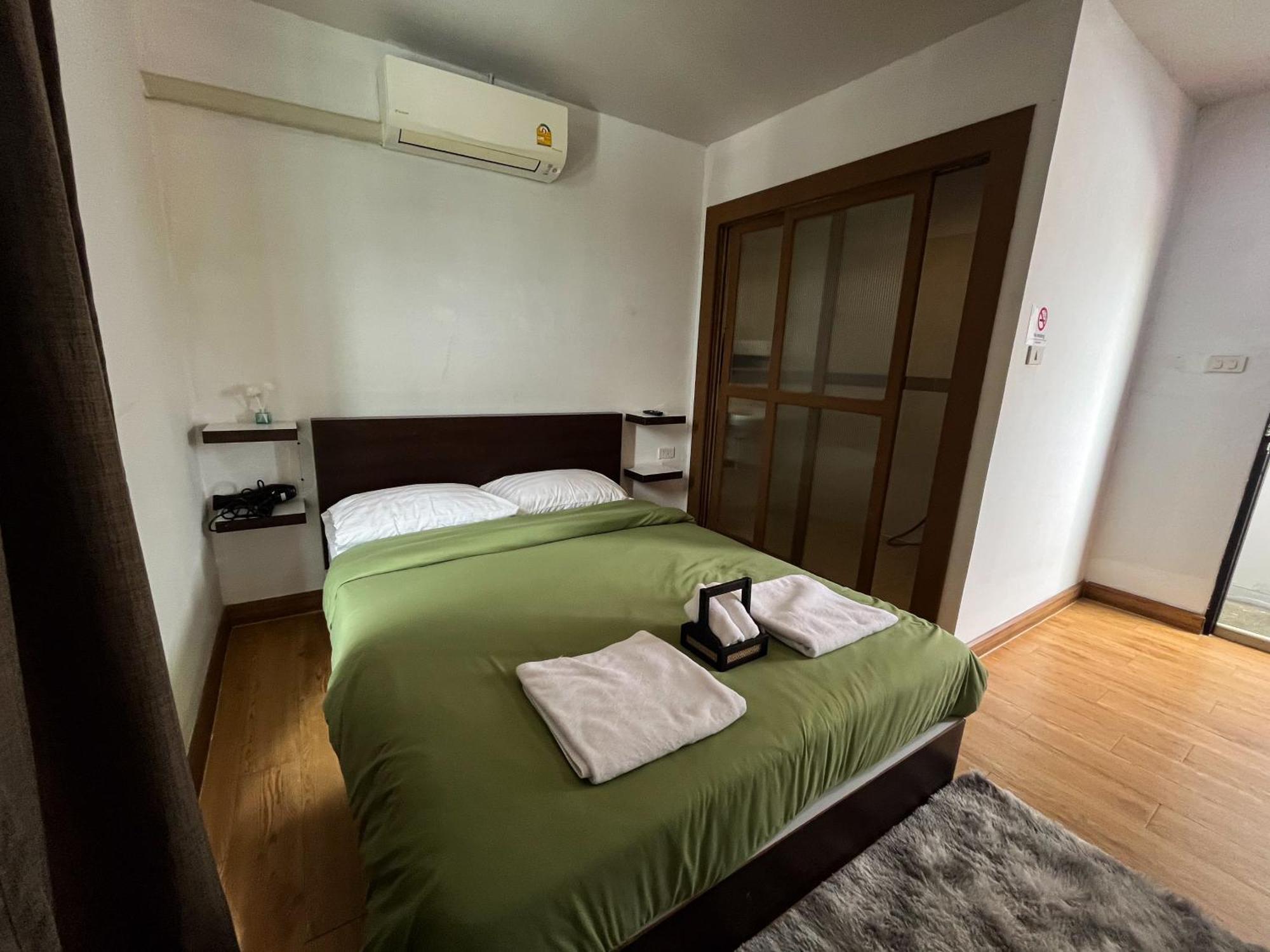 Bud Brew Beyond Dispensary And Hotel Bangkok Bagian luar foto