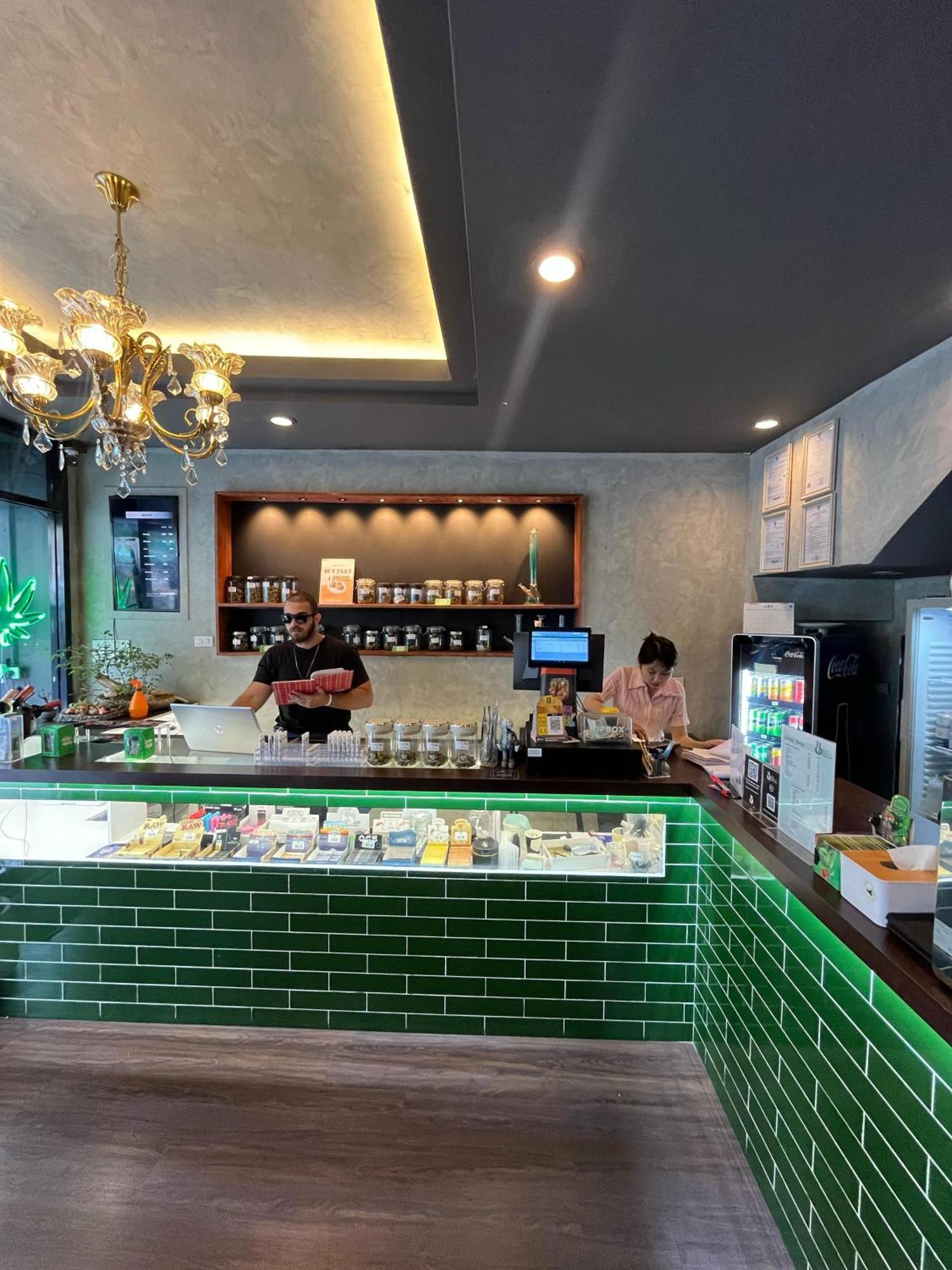 Bud Brew Beyond Dispensary And Hotel Bangkok Bagian luar foto