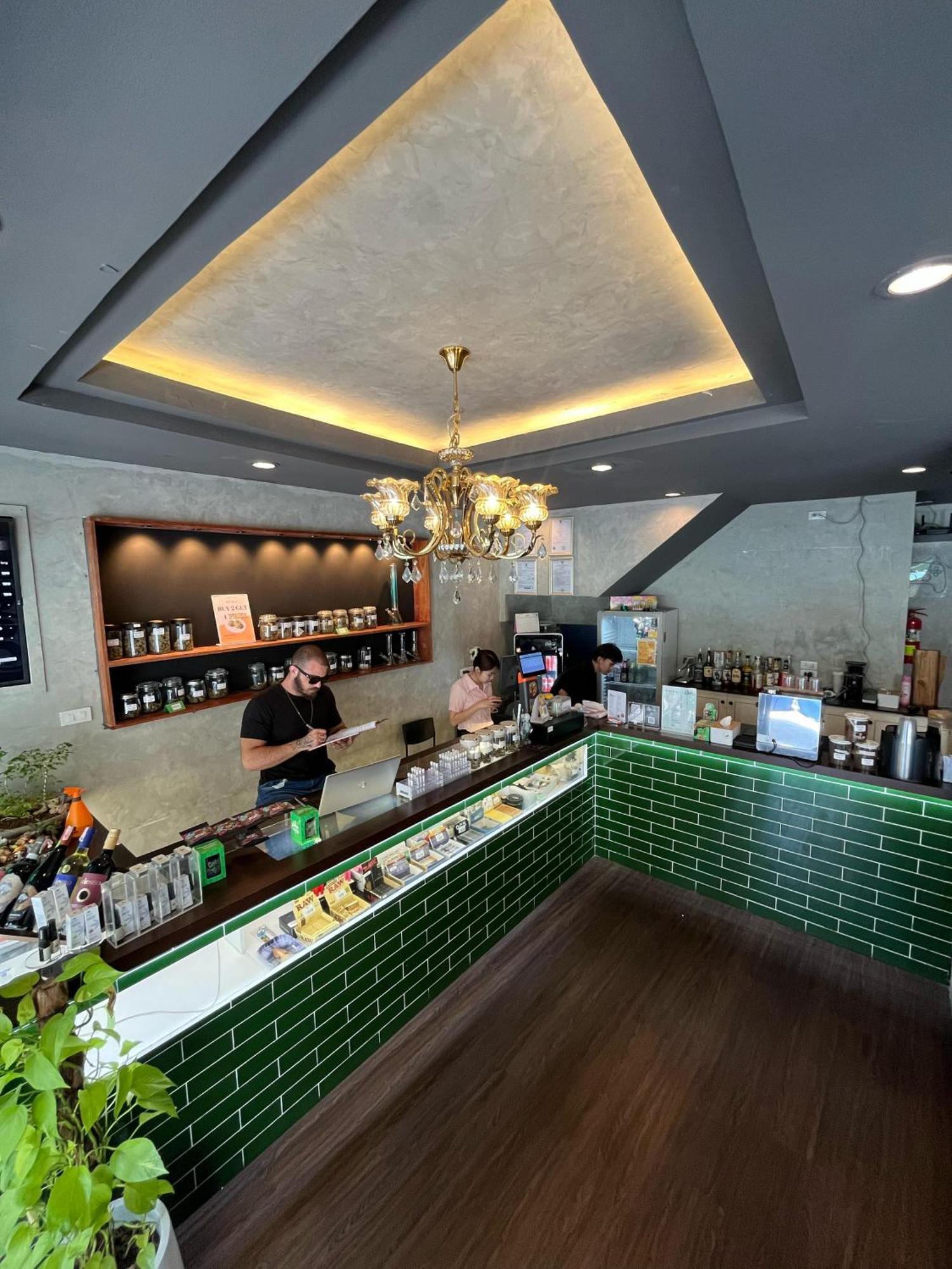 Bud Brew Beyond Dispensary And Hotel Bangkok Bagian luar foto