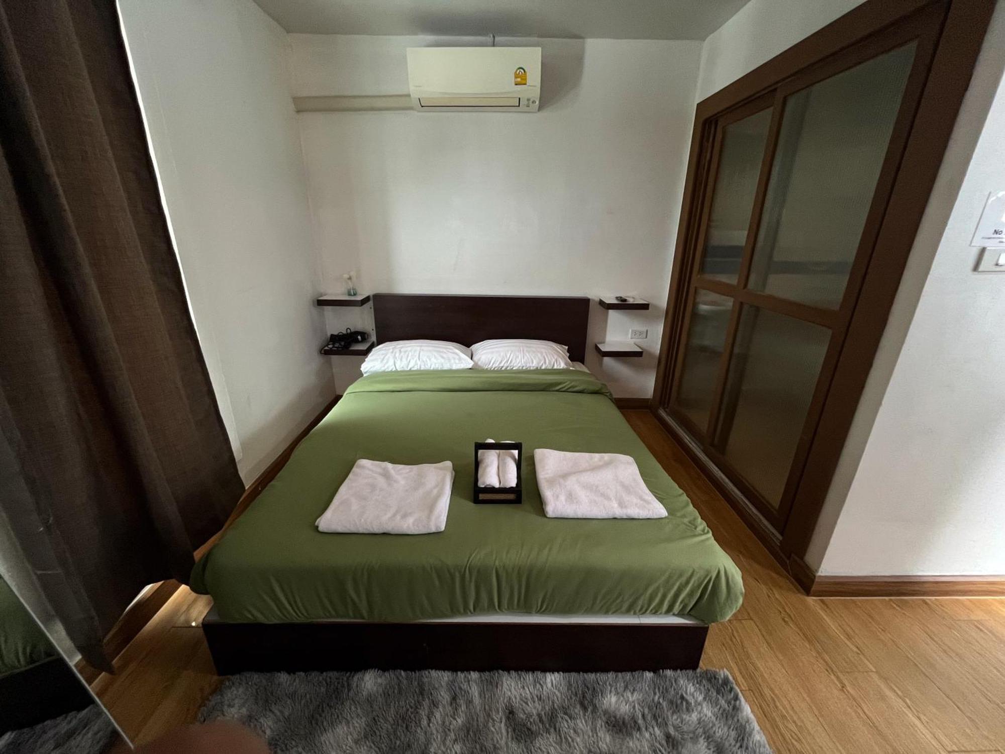 Bud Brew Beyond Dispensary And Hotel Bangkok Bagian luar foto