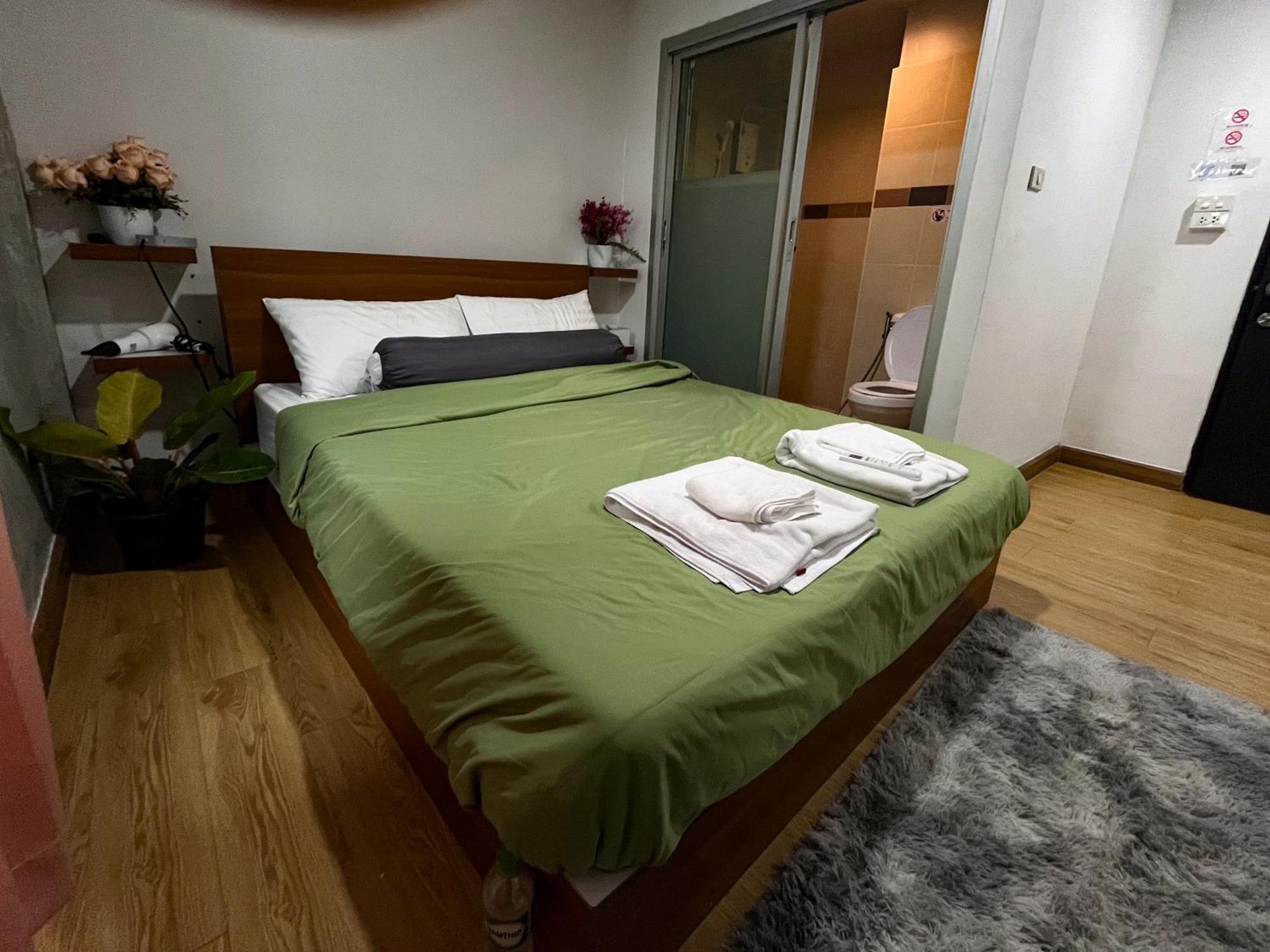 Bud Brew Beyond Dispensary And Hotel Bangkok Bagian luar foto